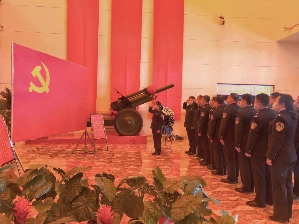 机智！铲屎官想要打小主人，金毛赶忙将门关上并反锁！